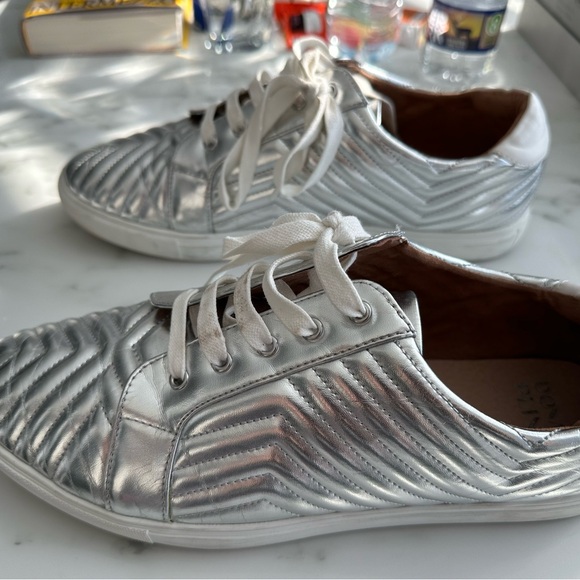 Barely worn Donald pliner sneakers - Picture 3 of 5